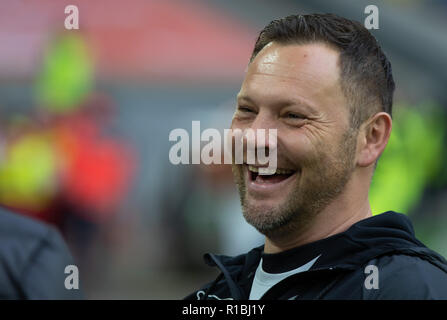 Düsseldorf, Deutschland 10. November 2018, Bundesliga Spieltag 11, Fortuna Düsseldorf vs Hertha BSC Berlin: Manager Pal Dardai (Hertha) lacht. Credit: Jürgen Schwarz/Alamy leben Nachrichten Stockfoto