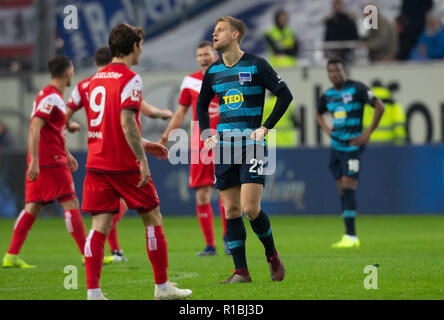 Düsseldorf, Deutschland 10. November 2018, Bundesliga Spieltag 11, Fortuna Düsseldorf vs Hertha BSC Berlin: Arne Maier (Hertha) niedergeschlagen. Credit: Jürgen Schwarz/Alamy leben Nachrichten Stockfoto