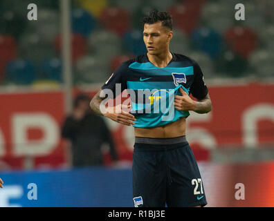 Düsseldorf, Deutschland 10. November 2018, Bundesliga Spieltag 11, Fortuna Düsseldorf vs Hertha BSC Berlin: Davie Selke (Hertha) niedergeschlagen. Credit: Jürgen Schwarz/Alamy leben Nachrichten Stockfoto