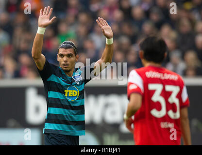 Düsseldorf, Deutschland 10. November 2018, Bundesliga Spieltag 11, Fortuna Düsseldorf vs Hertha BSC Berlin: Karim Rekik (Hertha) Gesten. Credit: Jürgen Schwarz/Alamy leben Nachrichten Stockfoto