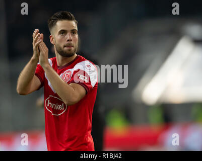 Düsseldorf, Deutschland 10. November 2018, Bundesliga Spieltag 11, Fortuna Düsseldorf vs Hertha BSC Berlin: Niko Giesselmann (F95) klatscht. Credit: Jürgen Schwarz/Alamy leben Nachrichten Stockfoto