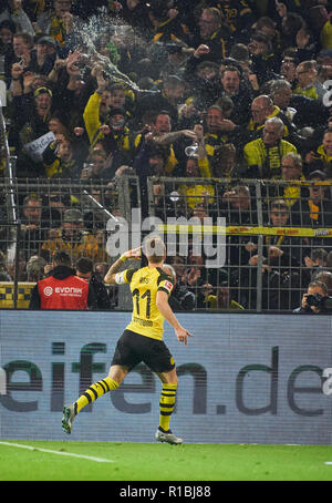 Dortmund, Deutschland. 10 Nov, 2018. Marco Reus, BVB 11 feiert sein Ziel 2-2 mit Fans Borussia Dortmund - FC BAYERN MÜNCHEN 3-2 - DFL-Bestimmungen verbieten die Verwendung von Fotografien als BILDSEQUENZEN und/oder quasi-VIDEO - 1. Deutschen Fußball-Bundesliga, Dortmund, 10. November 2018 Saison 2018/2019, Spieltag 11, FCB © Peter Schatz/Alamy leben Nachrichten Stockfoto