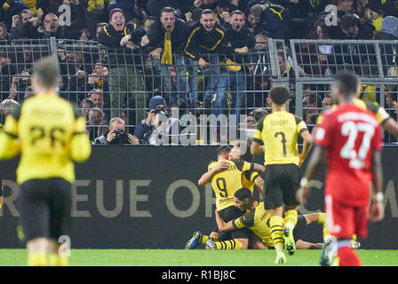 Dortmund, Deutschland. 10 Nov, 2018. ALCACER PACO, BVB 9 feiert sein Ziel 3-2 mit Axel WITSEL, BVB 28 Borussia Dortmund - FC BAYERN MÜNCHEN 3-2 - DFL-Bestimmungen verbieten die Verwendung von Fotografien als BILDSEQUENZEN und/oder quasi-VIDEO - 1. Deutschen Fußball-Bundesliga, Dortmund, 10. November 2018 Saison 2018/2019, Spieltag 11, FCB © Peter Schatz/Alamy leben Nachrichten Stockfoto