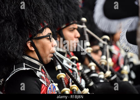 London, Großbritannien. 11 Nov, 2018. Mitglieder der Shree Muktajeevan Swamibapa Pipe Band London Proben (UK) in der Nähe der Mall. Quelle: Matthew Chattle/Alamy leben Nachrichten Stockfoto