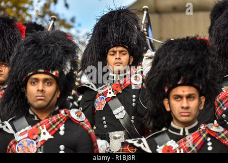 London, Großbritannien. 11 Nov, 2018. Mitglieder der Shree Muktajeevan Swamibapa Pipe Band London Proben (UK) in der Nähe der Mall. Quelle: Matthew Chattle/Alamy leben Nachrichten Stockfoto