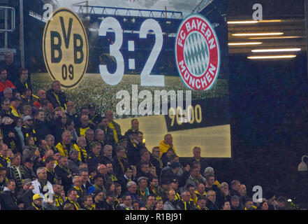 Dortmund, Deutschland. 10 Nov, 2018. Anzeiger, Bildschirm, Screenboard, Digital, LED, Display, Monitor, Endergebnis, Borussia Dortmund - FC BAYERN MÜNCHEN 3-2 - DFL-Bestimmungen verbieten die Verwendung von Fotografien als BILDSEQUENZEN und/oder quasi-VIDEO - 1. Deutschen Fußball-Bundesliga, Dortmund, 10. November 2018 Saison 2018/2019, Spieltag 11, FCB © Peter Schatz/Alamy leben Nachrichten Stockfoto