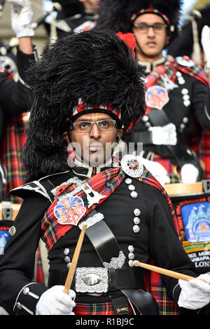 London, Großbritannien. 11 Nov, 2018. Mitglieder der Shree Muktajeevan Swamibapa Pipe Band London Proben (UK) in der Nähe der Mall. Quelle: Matthew Chattle/Alamy leben Nachrichten Stockfoto