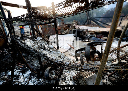 Malibu. 10 Nov, 2018. Foto an November 10, 2018 zeigt, bleibt der Bau durch Feuer in Malibu, Kalifornien, in den Vereinigten Staaten vernichtet. Credit: Li Ying/Xinhua/Alamy leben Nachrichten Stockfoto