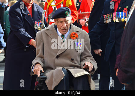 Bridport, Dorset, Großbritannien. 11. November 2018. Ein Veteran in der Erinnerung Sonntag Service am Kriegerdenkmal vor der Kirche St. Mary in South Street in Bridport. Die 2018 Tag der Erinnerung fällt auf das 100-jährige Jubiläum des Waffenstillstandes Tag, der das Ende des ersten Weltkriegs markiert. Foto: Graham Jagd-/Alamy leben Nachrichten Stockfoto