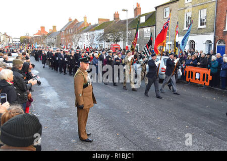 Bridport, Dorset, Großbritannien. 11. November 2018. Parade vor der Erinnerung Sonntag Service am Kriegerdenkmal vor der Kirche St. Mary in South Street in Bridport. Die 2018 Tag der Erinnerung fällt auf das 100-jährige Jubiläum des Waffenstillstandes Tag, der das Ende des ersten Weltkriegs markiert. Foto: Graham Jagd-/Alamy leben Nachrichten Stockfoto