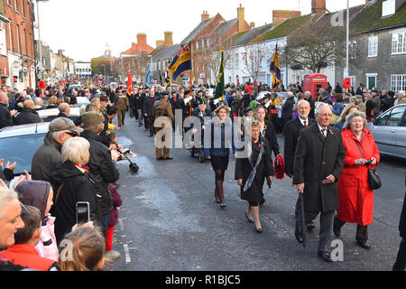 Bridport, Dorset, Großbritannien. 11. November 2018. Parade vor der Erinnerung Sonntag Service am Kriegerdenkmal vor der Kirche St. Mary in South Street in Bridport. Die 2018 Tag der Erinnerung fällt auf das 100-jährige Jubiläum des Waffenstillstandes Tag, der das Ende des ersten Weltkriegs markiert. Foto: Graham Jagd-/Alamy leben Nachrichten Stockfoto