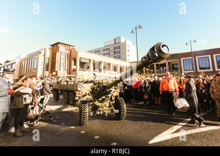 Worcester, Großbritannien. 11. November 2018. Zum Ende des Ersten Weltkrieges erinnert an den Worcester Cathedral. Eine moderne Waffe ist durch die Parade geschleppt. Peter Lopeman/Alamy leben Nachrichten Stockfoto