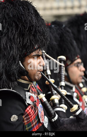London, Großbritannien. 11 Nov, 2018. Mitglieder der Shree Muktajeevan Swamibapa Pipe Band London Proben (UK) in der Nähe der Mall. Quelle: Matthew Chattle/Alamy leben Nachrichten Stockfoto