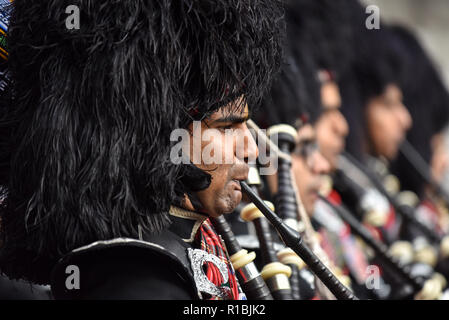 London, Großbritannien. 11 Nov, 2018. Mitglieder der Shree Muktajeevan Swamibapa Pipe Band London Proben (UK) in der Nähe der Mall. Quelle: Matthew Chattle/Alamy leben Nachrichten Stockfoto