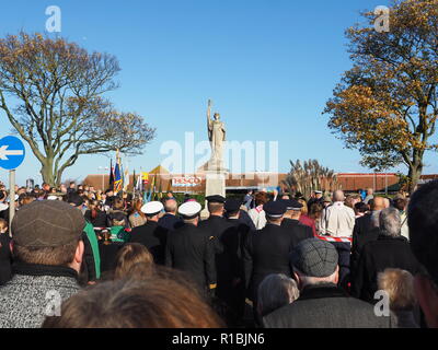 Sheerness, Kent, Großbritannien. 11 Nov, 2018. Sheerness in Kent war mit 100en von Menschen, für die der 100. Jahrestag der Erinnerung Sonntag Parade bei Sheerness Kriegerdenkmal statt. Credit: James Bell/Alamy leben Nachrichten Stockfoto