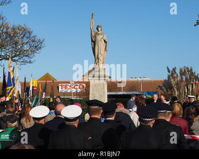 Sheerness, Kent, Großbritannien. 11 Nov, 2018. Sheerness in Kent war mit 100en von Menschen, für die der 100. Jahrestag der Erinnerung Sonntag Parade bei Sheerness Kriegerdenkmal statt. Credit: James Bell/Alamy leben Nachrichten Stockfoto