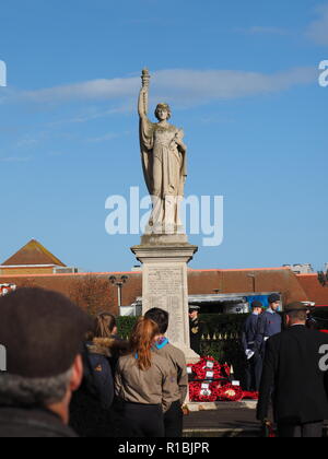 Sheerness, Kent, Großbritannien. 11 Nov, 2018. Sheerness in Kent war mit 100en von Menschen, für die der 100. Jahrestag der Erinnerung Sonntag Parade bei Sheerness Kriegerdenkmal statt. Credit: James Bell/Alamy leben Nachrichten Stockfoto