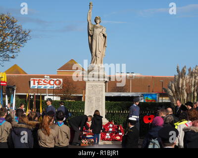 Sheerness, Kent, Großbritannien. 11 Nov, 2018. Sheerness in Kent war mit 100en von Menschen, für die der 100. Jahrestag der Erinnerung Sonntag Parade bei Sheerness Kriegerdenkmal statt. Credit: James Bell/Alamy leben Nachrichten Stockfoto