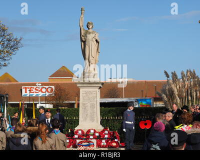 Sheerness, Kent, Großbritannien. 11 Nov, 2018. Sheerness in Kent war mit 100en von Menschen, für die der 100. Jahrestag der Erinnerung Sonntag Parade bei Sheerness Kriegerdenkmal statt. Credit: James Bell/Alamy leben Nachrichten Stockfoto