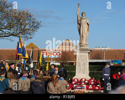 Sheerness, Kent, Großbritannien. 11 Nov, 2018. Sheerness in Kent war mit 100en von Menschen, für die der 100. Jahrestag der Erinnerung Sonntag Parade bei Sheerness Kriegerdenkmal statt. Credit: James Bell/Alamy leben Nachrichten Stockfoto