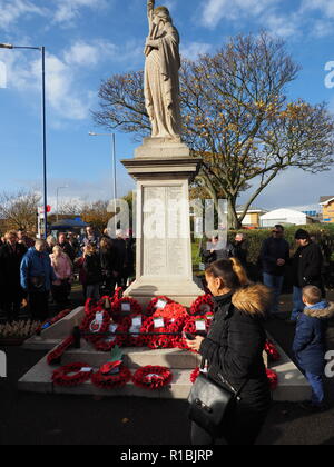 Sheerness, Kent, Großbritannien. 11 Nov, 2018. Sheerness in Kent war mit 100en von Menschen, für die der 100. Jahrestag der Erinnerung Sonntag Parade bei Sheerness Kriegerdenkmal statt. Credit: James Bell/Alamy leben Nachrichten Stockfoto