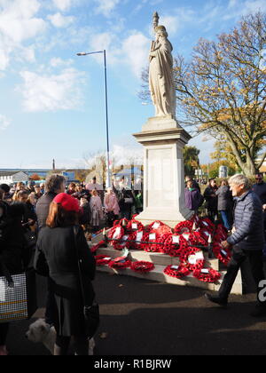 Sheerness, Kent, Großbritannien. 11 Nov, 2018. Sheerness in Kent war mit 100en von Menschen, für die der 100. Jahrestag der Erinnerung Sonntag Parade bei Sheerness Kriegerdenkmal statt. Credit: James Bell/Alamy leben Nachrichten Stockfoto