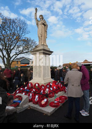 Sheerness, Kent, Großbritannien. 11 Nov, 2018. Sheerness in Kent war mit 100en von Menschen, für die der 100. Jahrestag der Erinnerung Sonntag Parade bei Sheerness Kriegerdenkmal statt. Credit: James Bell/Alamy leben Nachrichten Stockfoto