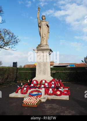 Sheerness, Kent, Großbritannien. 11 Nov, 2018. Sheerness in Kent war mit 100en von Menschen, für die der 100. Jahrestag der Erinnerung Sonntag Parade bei Sheerness Kriegerdenkmal statt. Credit: James Bell/Alamy leben Nachrichten Stockfoto