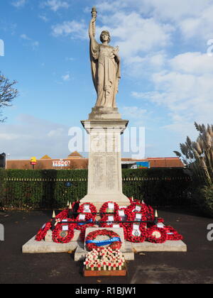 Sheerness, Kent, Großbritannien. 11 Nov, 2018. Sheerness in Kent war mit 100en von Menschen, für die der 100. Jahrestag der Erinnerung Sonntag Parade bei Sheerness Kriegerdenkmal statt. Credit: James Bell/Alamy leben Nachrichten Stockfoto