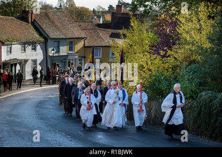 Thaxted, Essex, Großbritannien. 11 Nov, 2018. Tag der Erinnerung 100-Service. 100 Jahre nach dem Waffenstillstand unterzeichnet, die Beendigung des Großen Krieges von 1914-1918 sercives der remebrance waren rund um die Welt im Gedenken statt. Thaxted in North West Essex verloren 55 Männer im Großen Krieg und 10 Männer im Zweiten Weltkrieg. Hier die Prozession durch Thaxted nach St. Johannes der Täufer, mit Unserer Lieben Frau und St. Laurentius Kirche, wo ein Service der Dank war, einschließlich der Senkung der Flaggen während der zwei Minuten stille Kredit statt: Brian Harris/Alamy Live Nachrichten gesehen Stockfoto