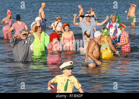 11. November 2018, Mecklenburg-Vorpommern, Rostock Warnemünde: Die "Dichtungen" klicken Sie auf die Ostsee, für den Karneval kick-off. In vielen Städten die törichten Menschen übernimmt die Regentschaft bis Aschermittwoch. Foto: Bernd Wüstneck/dpa Stockfoto