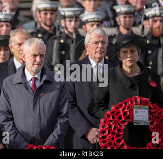 London, Großbritannien, 11. November 2018 den Nationalen Dienst der Erinnerung an das Ehrenmal London auf das Gedenken Sonntag in Anwesenheit von der Königin, die Prime Minster, Theresa May, ehemaliger Premierminister, Senior Minister und Vertreter der Commenwealth Jeremy Corybn Laobur, Führer der Partei im Zentrum neben dem Premierminister, Theresa May Credit Ian Davidson/Alamy leben Nachrichten Stockfoto