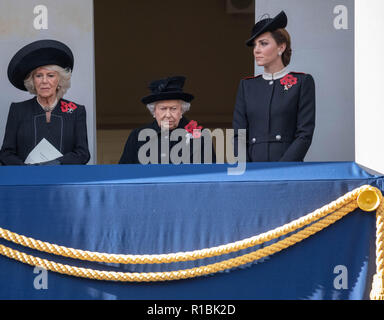 London, Großbritannien, 11. November 2018 den Nationalen Dienst der Erinnerung an das Ehrenmal London auf das Gedenken Sonntag in Anwesenheit von der Königin, die Prime Minster, Theresa May, ehemaliger Premierminister, Senior Minister und Vertreter der Commenwealth H M Die Königin (Mitte) die Herzogin von Cornwall, (links) und die Herzogin von Cambriddge, (rechts) Credit Ian Davidson/Alamy leben Nachrichten Stockfoto