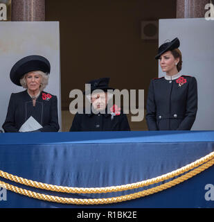 London, Großbritannien, 11. November 2018 den Nationalen Dienst der Erinnerung an das Ehrenmal London auf das Gedenken Sonntag in Anwesenheit von der Königin, die Prime Minster, Theresa May, ehemaliger Premierminister, Senior Minister und Vertreter der Commenwealth H M Die Königin (Mitte) die Herzogin von Cornwall, (links) und die Herzogin von Cambriddge, (rechts) Credit Ian Davidson/Alamy leben Nachrichten Stockfoto