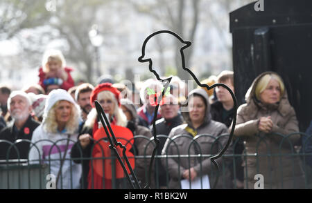 Brighton UK 11. November 2018 - Tausende stellte sich heraus für den Akt der Trauerfeier am Brighton war Memorial statt. Es ist der 100. Jahrestag heute vom Ende des Ersten Weltkriegs am 11. November 1918. Foto: Simon Dack Credit: Simon Dack/Alamy leben Nachrichten Stockfoto