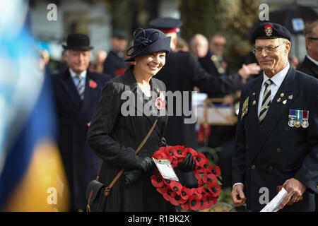 Brighton UK 11. November 2018 - Caroline Lucas die Grüne MP für Brighton Pavillon auf der Trauerfeier statt an der Brighton War Memorial. Es ist der 100. Jahrestag heute vom Ende des Ersten Weltkriegs am 11. November 1918. Foto: Simon Dack Credit: Simon Dack/Alamy leben Nachrichten Stockfoto