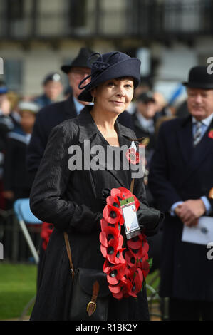 Brighton UK 11. November 2018 - Caroline Lucas die Grüne MP für Brighton Pavillon auf der Trauerfeier statt an der Brighton War Memorial. Es ist der 100. Jahrestag heute vom Ende des Ersten Weltkriegs am 11. November 1918. Foto: Simon Dack Credit: Simon Dack/Alamy leben Nachrichten Stockfoto