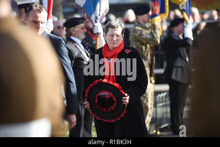 Brighton UK 11. November 2018 - Professor Debra Humphris der Vizekanzler der Universität Brighton legt einen Kranz am Akt der Trauerfeier am Brighton war Memorial statt. Es ist der 100. Jahrestag heute vom Ende des Ersten Weltkriegs am 11. November 1918. Foto: Simon Dack Credit: Simon Dack/Alamy leben Nachrichten Stockfoto