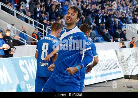 Magdeburg, Deutschland. 11 Nov, 2018. Fussball: 2. Fussballbundesliga, 13. Spieltag, 1.FC Magdeburg - SSV Jahn Regensburg in der MDCC-Arena. Mittelalter-ausstellung "Christian Beck jubelt nach seinem Tor zum 1:1. Quelle: Joachim Sielski/dpa - WICHTIGER HINWEIS: In Übereinstimmung mit den Anforderungen der DFL Deutsche Fußball Liga oder der DFB Deutscher Fußball-Bund ist es untersagt, zu verwenden oder verwendet Fotos im Stadion und/oder das Spiel in Form von Bildern und/oder Videos - wie Foto Sequenzen getroffen haben./dpa/Alamy leben Nachrichten Stockfoto