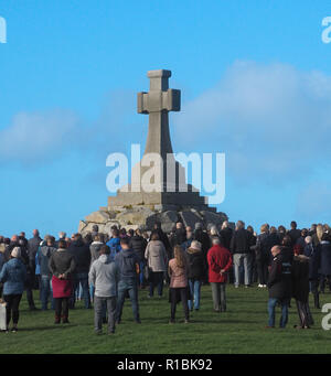 Newquay, Cornwall, England. 11 Nov, 2018. Eine spontane Versammlung von Hunderten von Newquay folk am 11. November in den Städten War Memorial um 11 Uhr. Keine Bügelhörner, keine Reden, keine Zeremonie. Offizielle Veranstaltungen und Dienstleistungen wurden an anderen Orten in der Stadt statt. 11. November 2018, Robert Taylor/Alamy Leben Nachrichten. Newquay, Cornwall, England. Credit: Robert Taylor/Alamy leben Nachrichten Stockfoto