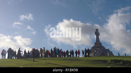 Newquay, Cornwall, England. 11 Nov, 2018. Eine spontane Versammlung von Hunderten von Newquay folk am 11. November in den Städten War Memorial um 11 Uhr. Keine Bügelhörner, keine Reden, keine Zeremonie. Offizielle Veranstaltungen und Dienstleistungen wurden an anderen Orten in der Stadt statt. 11. November 2018, Robert Taylor/Alamy Leben Nachrichten. Newquay, Cornwall, England. Credit: Robert Taylor/Alamy leben Nachrichten Stockfoto