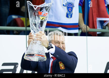 11. November 2018, Nordrhein-Westfalen, Krefeld: Eishockey: Deutschland Cup, Schweiz - Russland, 3.Spieltag. Der Trainer der russischen Mannschaft, Oleg Bratash, hält die Trophäe in den Händen. Foto: Marcel Kusch/dpa Stockfoto