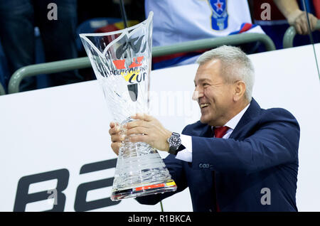 11. November 2018, Nordrhein-Westfalen, Krefeld: Eishockey: Deutschland Cup, Schweiz - Russland, 3.Spieltag. Der Trainer der russischen Mannschaft, Oleg Bratash, hält die Trophäe in den Händen. Foto: Marcel Kusch/dpa Stockfoto