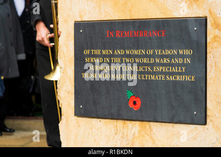 Yeadon, Leeds, West Yorkshire, Großbritannien, 11. November 2018. Nahaufnahme der Plakette Inschrift & Roter Mohn Motiv auf der neuen Krieg Gedenkstein vor Yeadon methodistische Kirche, auf dem Jahrestag des Endes des Ersten Weltkriegs. Ian Lamond/Alamy leben Nachrichten Stockfoto