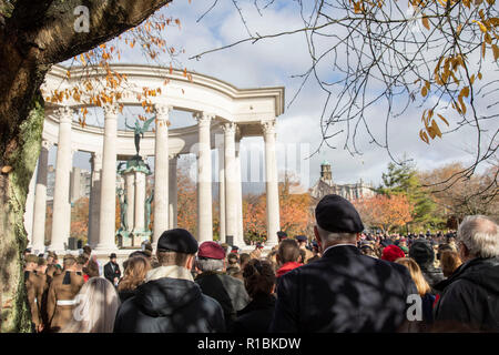 Cardiff, Wales, Großbritannien, 11. November 2018. Eine allgemeine Ansicht der Nationalen Dienst der Erinnerung für Wales am National War Memorial für Wales im Cathays Park, Cardiff. Credit: Mark Hawkins/Alamy leben Nachrichten Stockfoto