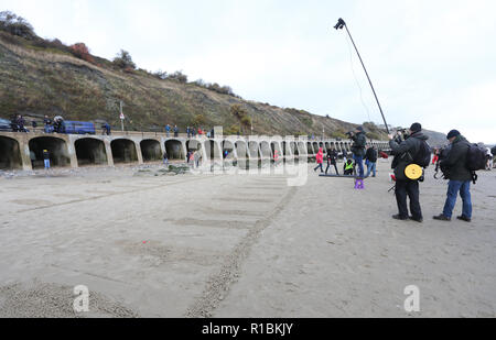 Folkestone, Kent, Großbritannien. 11 Nov, 2018. Mitglieder der Öffentlichkeit trat bei der Verwendung von Schablonen zu machen 100 Umrisse von lifes in den Kriegen verloren, Folkestone, Kent, am 11. November 2018, Kennzeichnung der Waffenstillstand 100 Credit: Monica Wells/Alamy leben Nachrichten Stockfoto