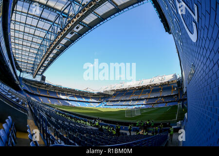 Stamford Bridge, London, UK. 11. Nov 2018. Eine allgemeine Ansicht des Stadions während der Premier League Spiel zwischen Chelsea und den FC Everton an der Stamford Bridge im November in London, England 11 2018. Nur die redaktionelle Nutzung, eine Lizenz für die gewerbliche Nutzung erforderlich. Keine Verwendung in Wetten, Spiele oder einer einzelnen Verein/Liga/player Publikationen. . (Foto durch Arron Gent/phcimages.com) Credit: PHC Images/Alamy leben Nachrichten Stockfoto