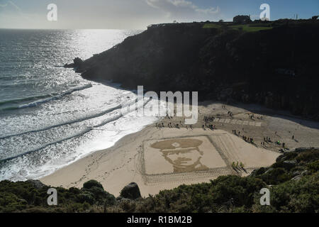 Porthcurno, Cornwall, UK. 11 Nov, 2018. Eine Giant Sand Bilder war am Strand im Porthcurno heute gemacht. Es war Teil der 14-18 Jetzt kunst Kommissionen. Dieses Bild depects RICHARD CHARLES GRÄBER - SAWLE Coldstream Guards Alter: 26 TODESTAG: 02.11.1914, Sohn von konteradmiral Sir Charles Graves-Sawle, 4 Bart, und Lady Graves-Sawle, 60, Queen's Gate, London; Ehemann von Muriel Heaton-Ellis (jetzt Frau A.L.C. Cavendish). Foto: Simon Maycock/Alamy leben Nachrichten Stockfoto