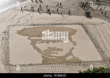 Porthcurno, Cornwall, UK. 11 Nov, 2018. Eine Giant Sand Bilder war am Strand im Porthcurno heute gemacht. Es war Teil der 14-18 Jetzt kunst Kommissionen. Dieses Bild depects RICHARD CHARLES GRÄBER - SAWLE Coldstream Guards Alter: 26 TODESTAG: 02.11.1914, Sohn von konteradmiral Sir Charles Graves-Sawle, 4 Bart, und Lady Graves-Sawle, 60, Queen's Gate, London; Ehemann von Muriel Heaton-Ellis (jetzt Frau A.L.C. Cavendish). Foto: Simon Maycock/Alamy leben Nachrichten Stockfoto