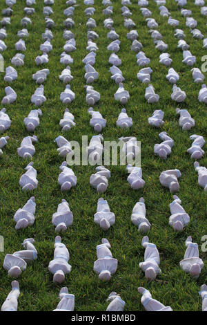 London's Queen Elizabeth Olympic Park, Stratford, London - 11. November 2018: schrägseile der Somme kunst Installation, die für die 72,396 British Commonwealth Soldaten in der Schlacht an der Somme getötet, die keine bekannten Grab und deren Namen sind auf die thiepval Gedenkstätte in Erinnerung Tag gesehen Sonntag 2018 eingraviert. Hunderte von Menschen waren Stille für zwei Minuten zu Ehren der Gefallenen. Die Installation ist von Hand gefertigt - Nähen calico Wanten und über kleine Figuren des Künstlers Rob hört. Quelle: David Mbiyu/Alamy leben Nachrichten Stockfoto